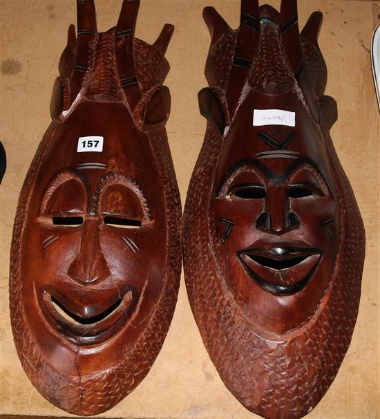 Pair carved masks(-)